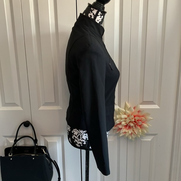 Fabulous Elie Tahari black jacket w/great lines&stitch detail & hook&eye closure - Picture 6 of 16